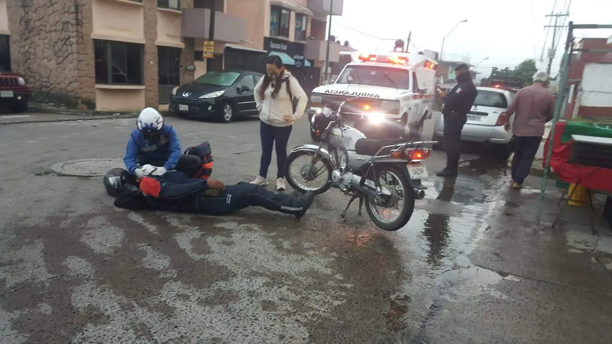 Atropella a motociclista en la Progreso y escapa